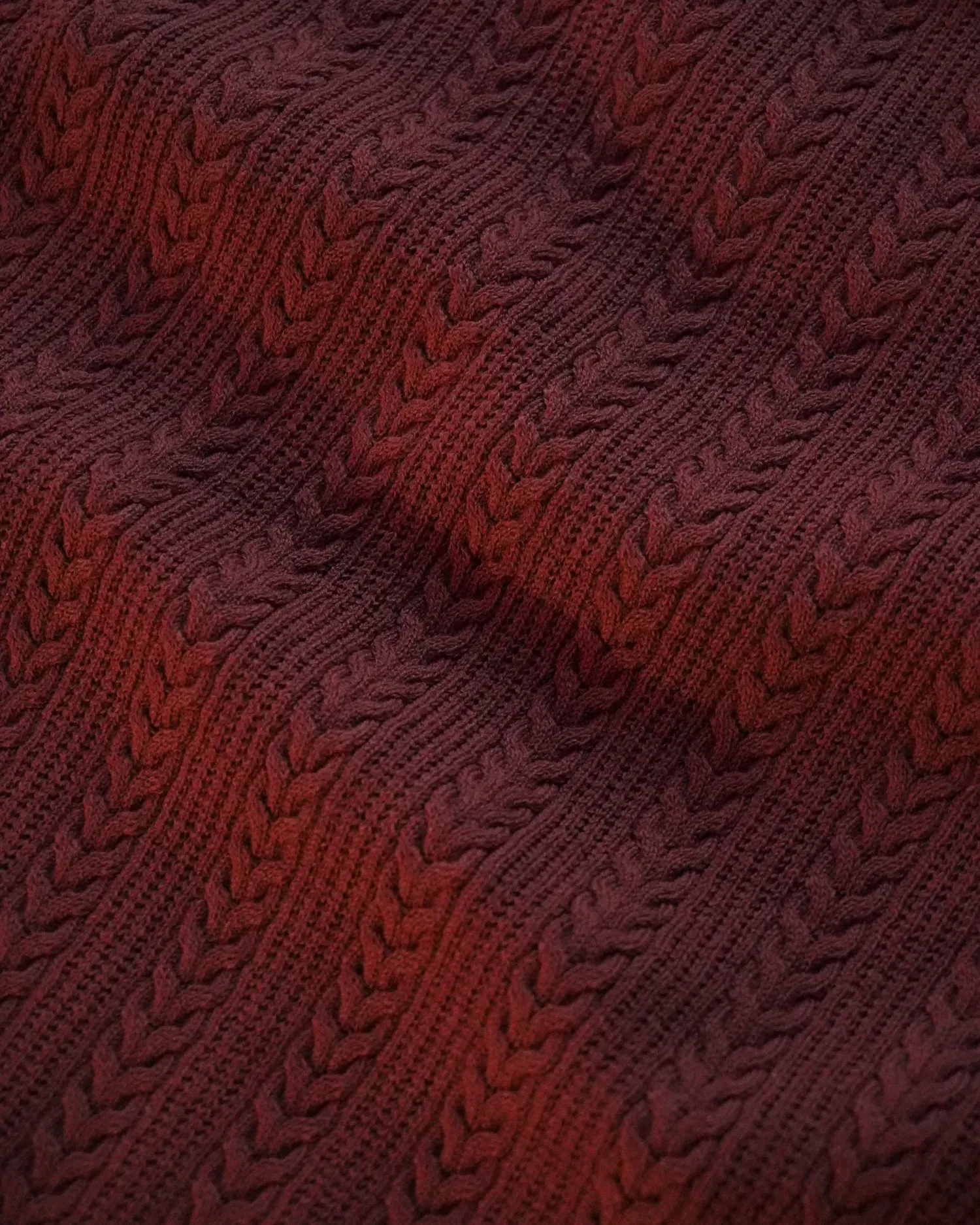 Detail dekat tekstur rajut Mazly Signature Polo cokelat tua