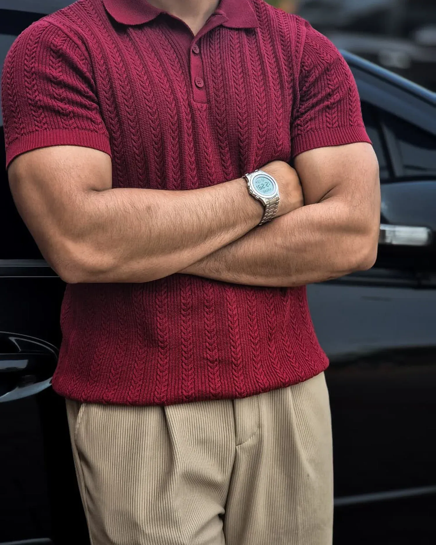 Pria bersedekap mengenakan Mazly Signature Polo marun muda dengan celana krem
