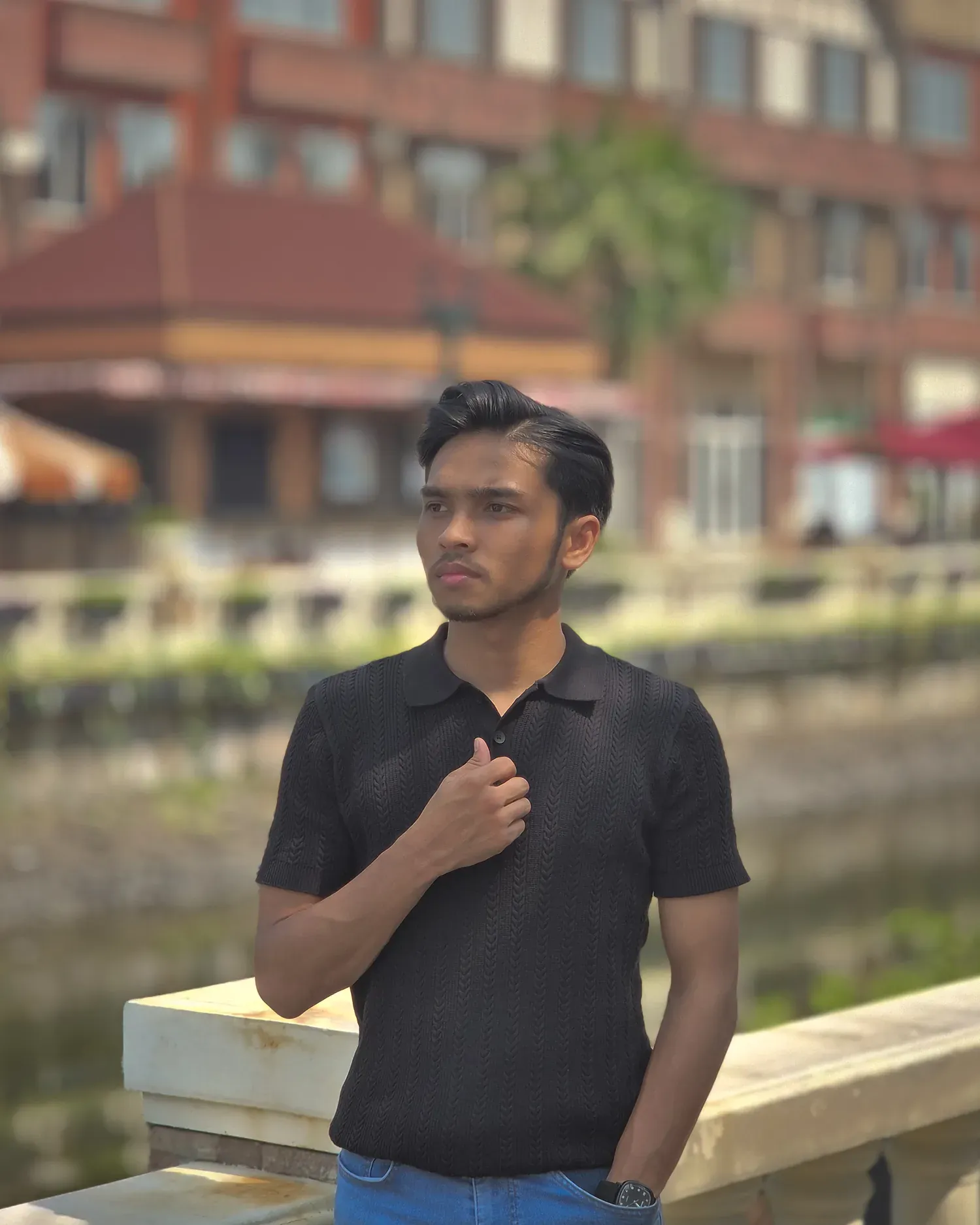 Potret dekat Mazly Signature Polo hitam dengan detail kerah terlihat