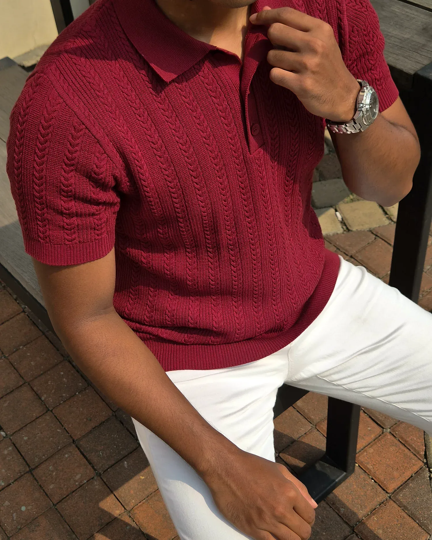 Detail kerah dan tekstur rajut Mazly Signature Polo marun muda