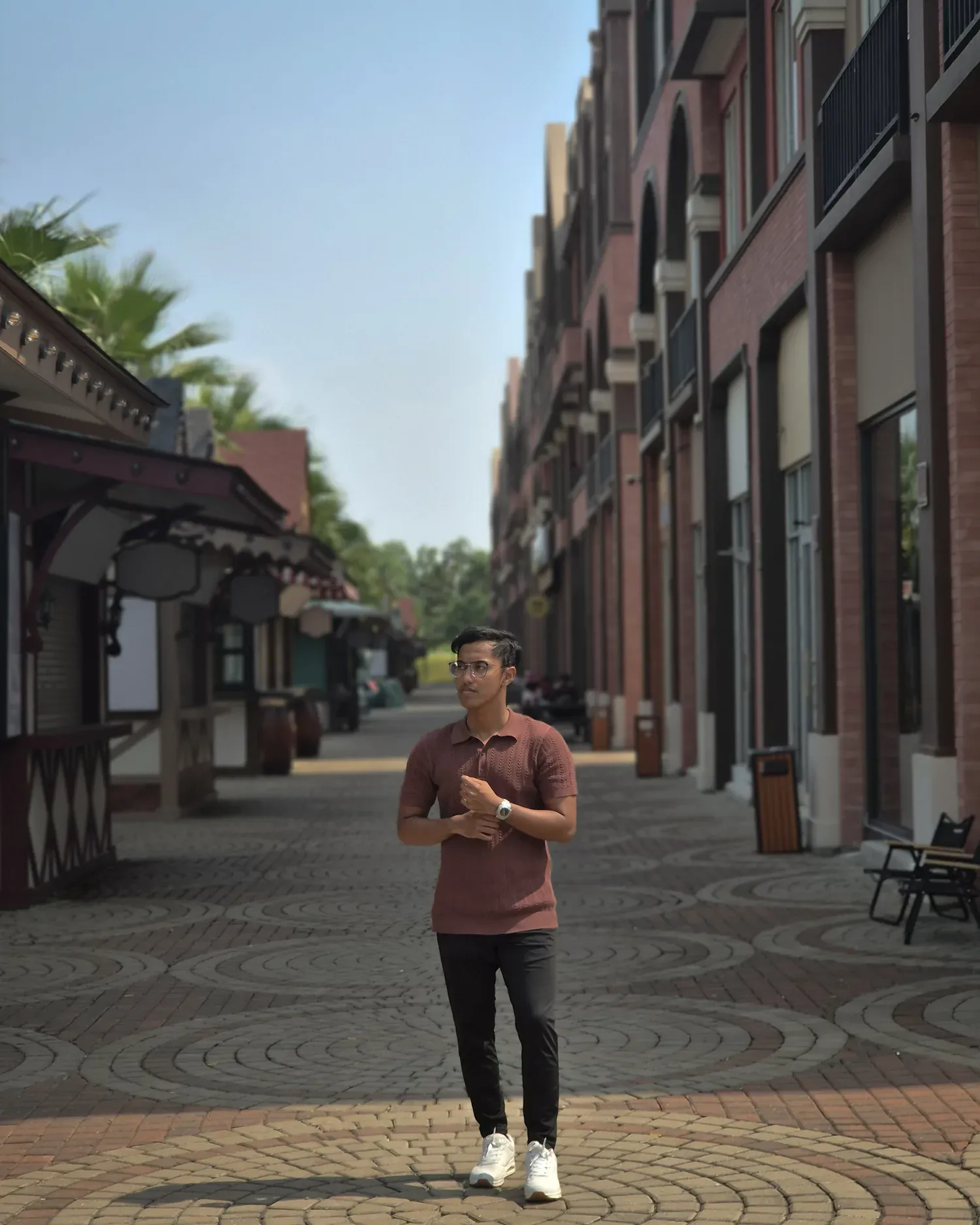 Tampilan fit Mazly Signature Polo cokelat tua saat dikenakan berdiri