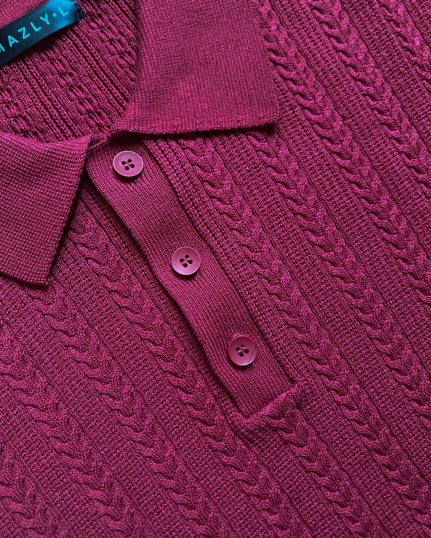 Detail placket, kancing, dan label Mazly pada polo marun muda