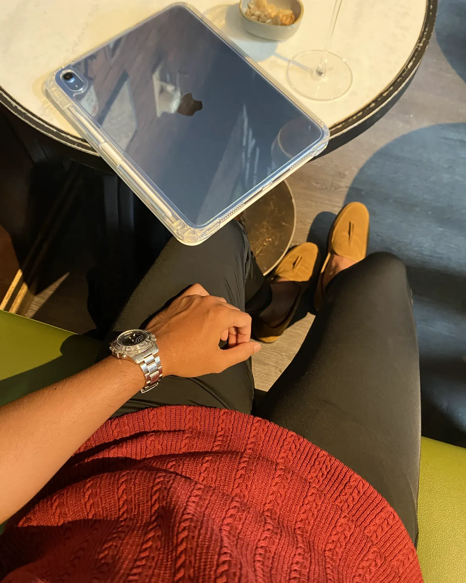Mazly Signature Polo marun muda dikenakan saat duduk santai di kafe
