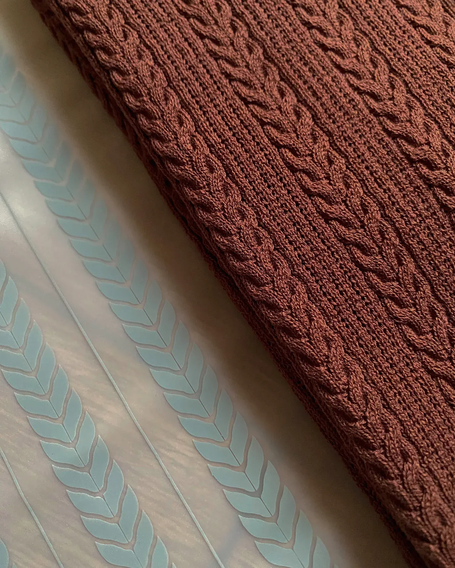Detail dekat tekstur rajut dan konstruksi Mazly Signature Polo cokelat tua