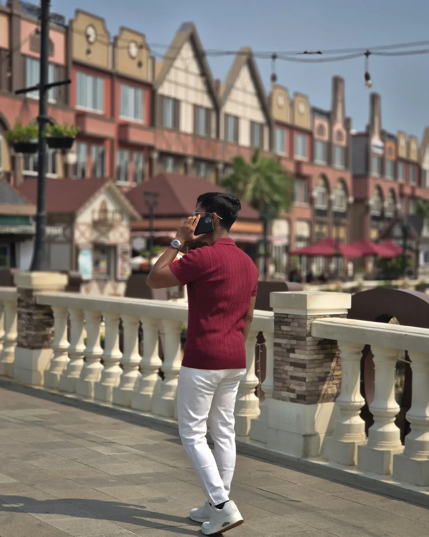 Tampilan belakang Mazly Signature Polo marun muda saat berjalan di kota